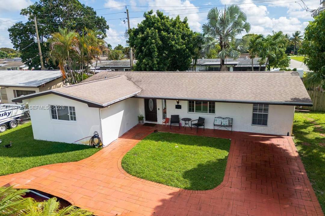 3B 2B Large Corner Lot ! Well maintained single family home in Pembroke Pines.