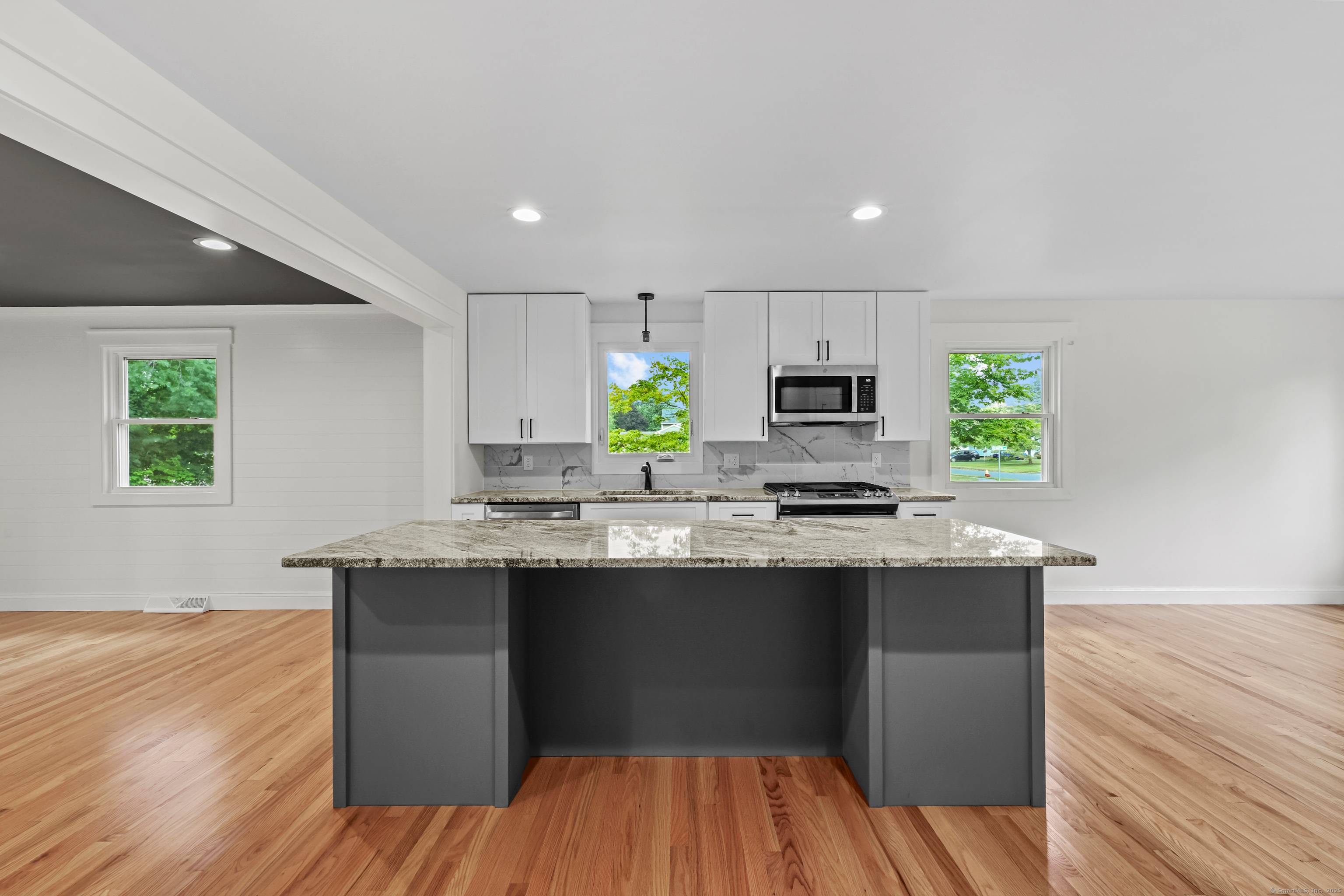 MOVE IN READY ! ! STYLISH TOP TO BOTTOM REMODEL !