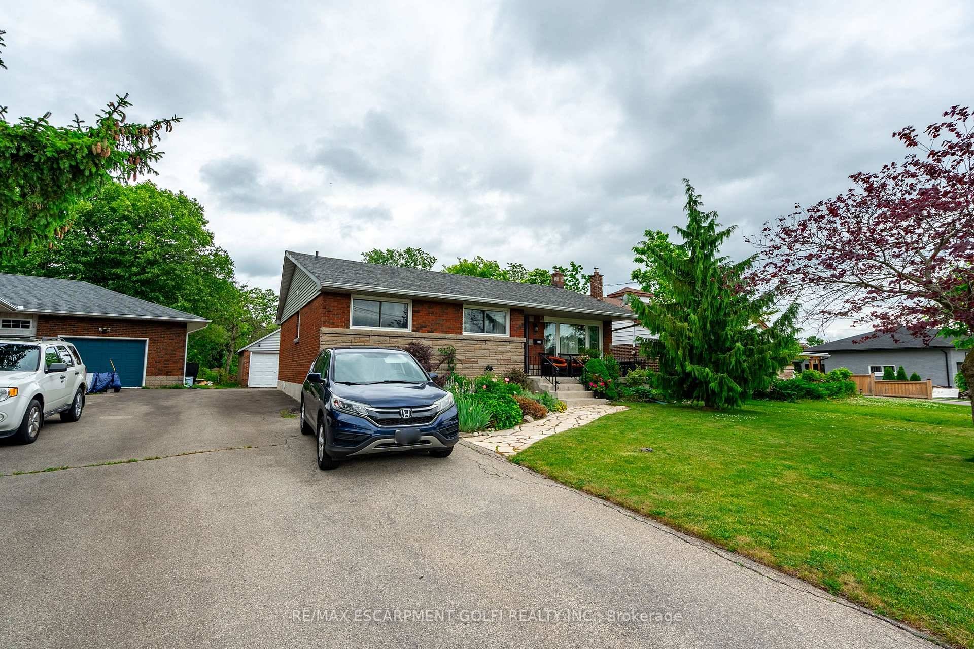 Move In Ready All Brick Bungalow 4 bed amp ; 2 full bath in the Sought After Fallsview District !