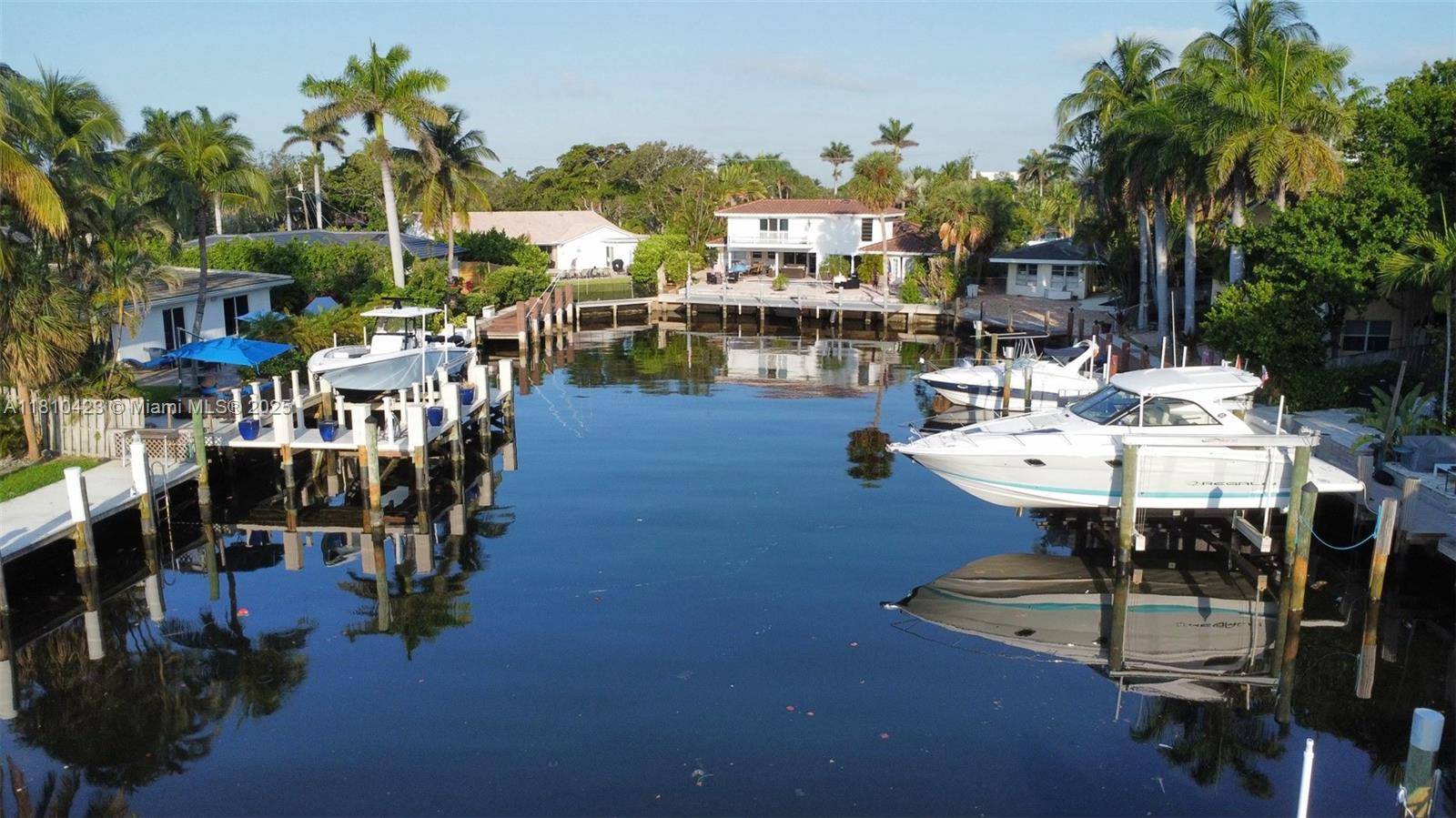 Finally available this amazing property with Large Boat deck place at the end of the canal.