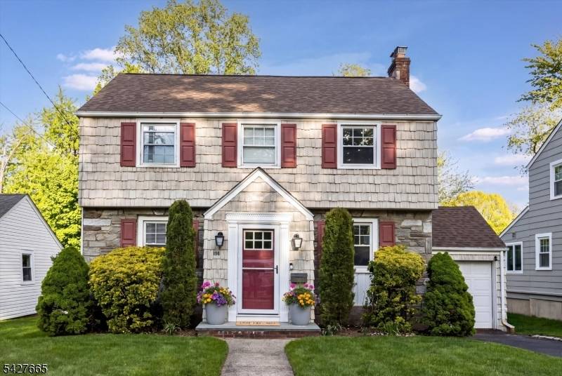 Enjoy the best of both worlds with a Glen Ridge address in Bloomfield ?