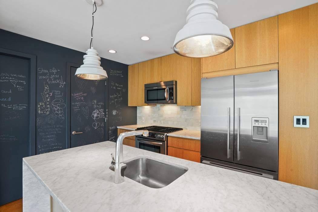 Now available for rent this bright and spacious 2 bedroom, 2 bathroom condo offers the perfect combination of comfort and convenience just off Prospect Park.