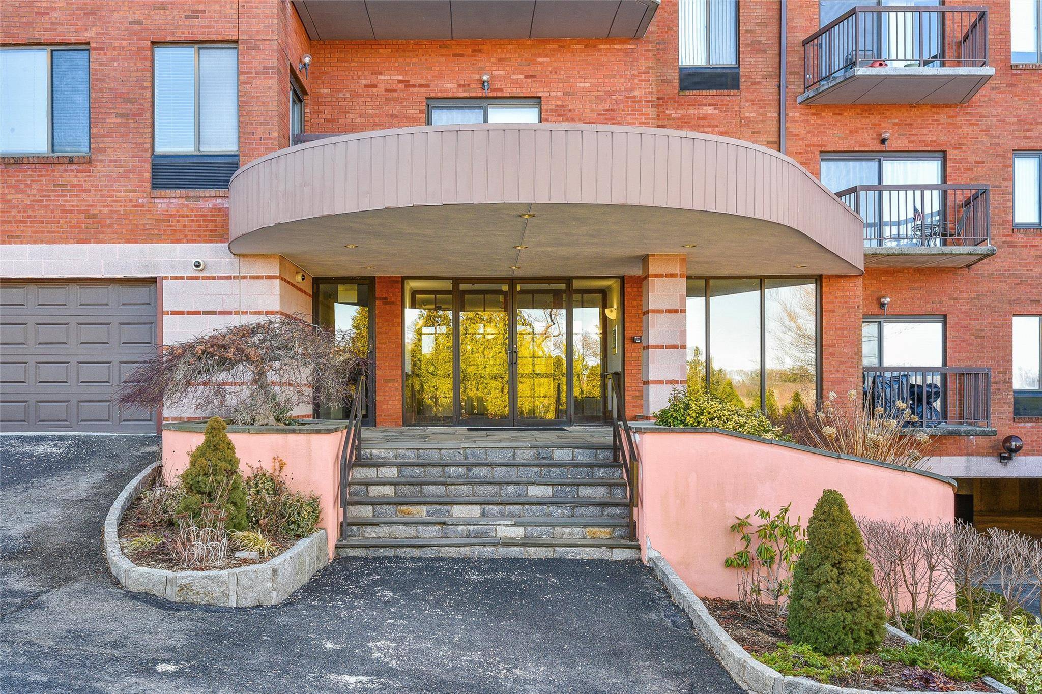 Don't miss this great rental apartment at The Enclave Condominiums.
