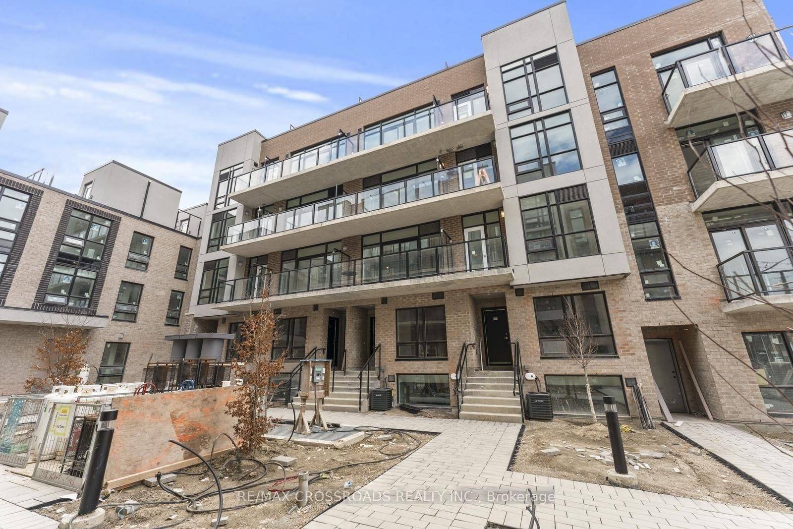 3 Storey Townhome located within walking distance to Sheppard W subway !