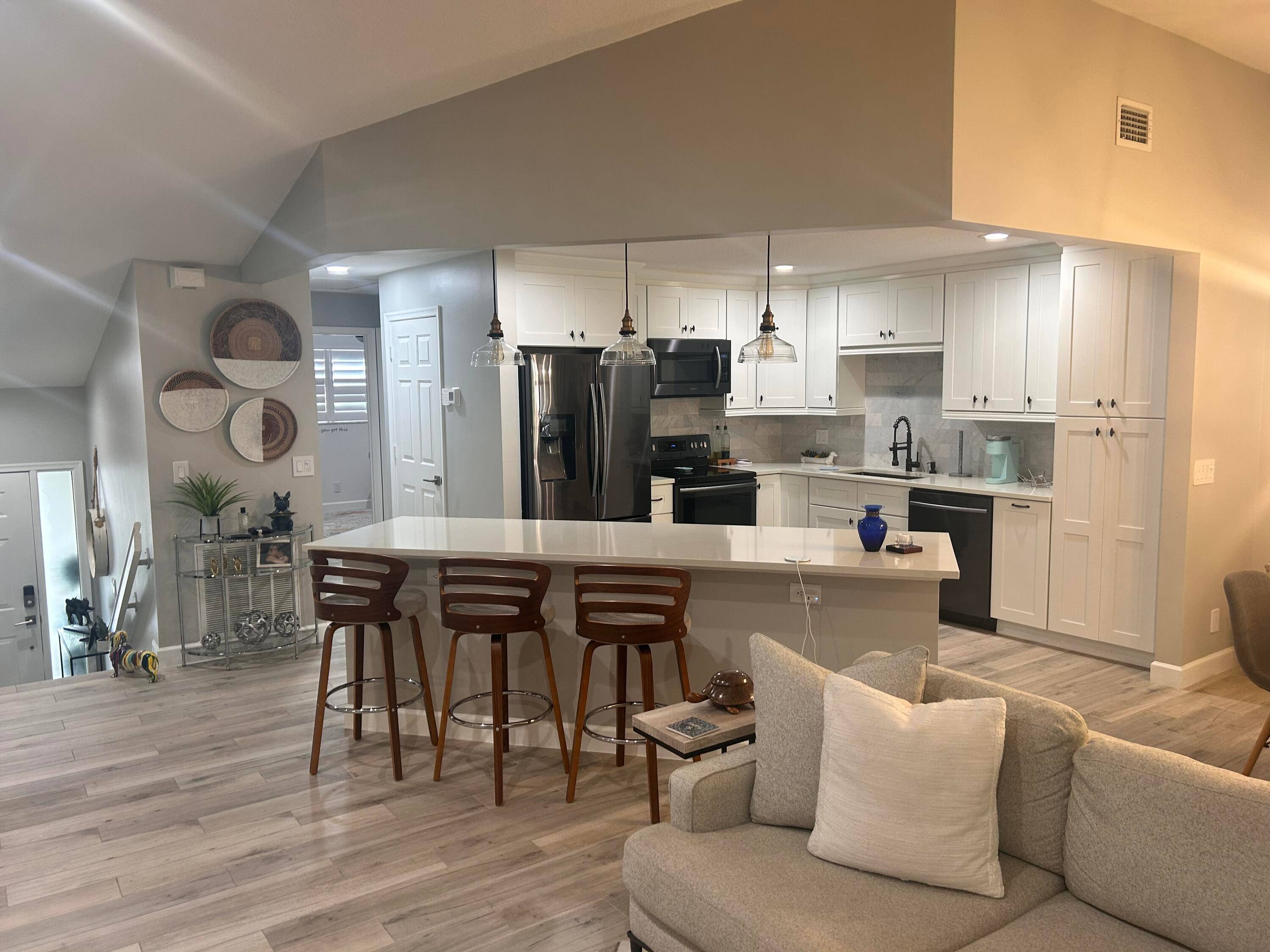 Look no further for your new home in the heart of Boca Raton with a garage !