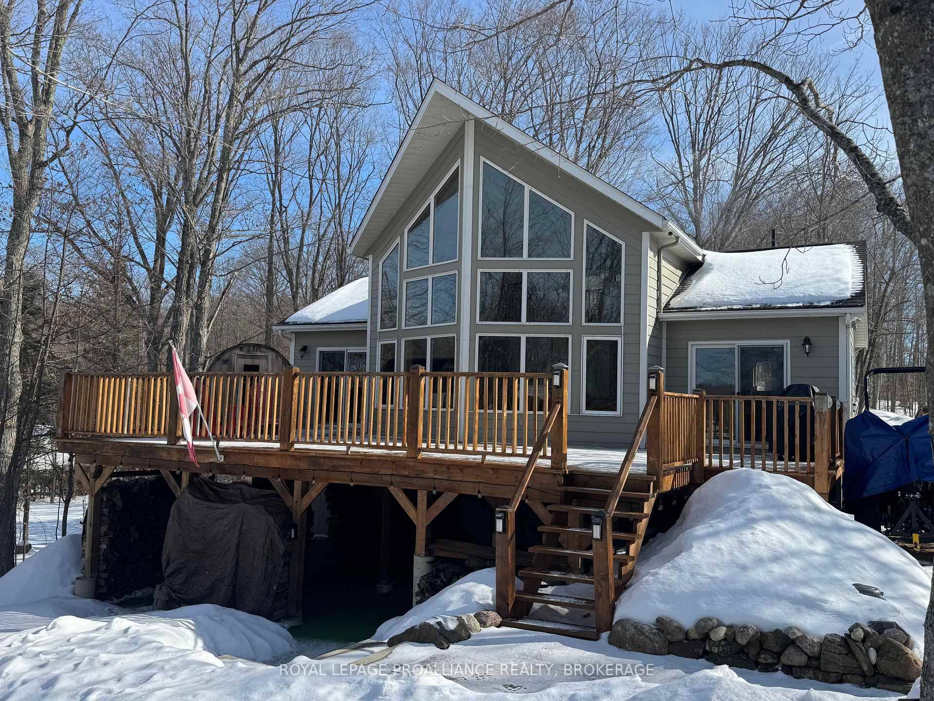 Beautiful and stunning 2 bedroom Viceroy home located on one of the most desirable lakes in our region.