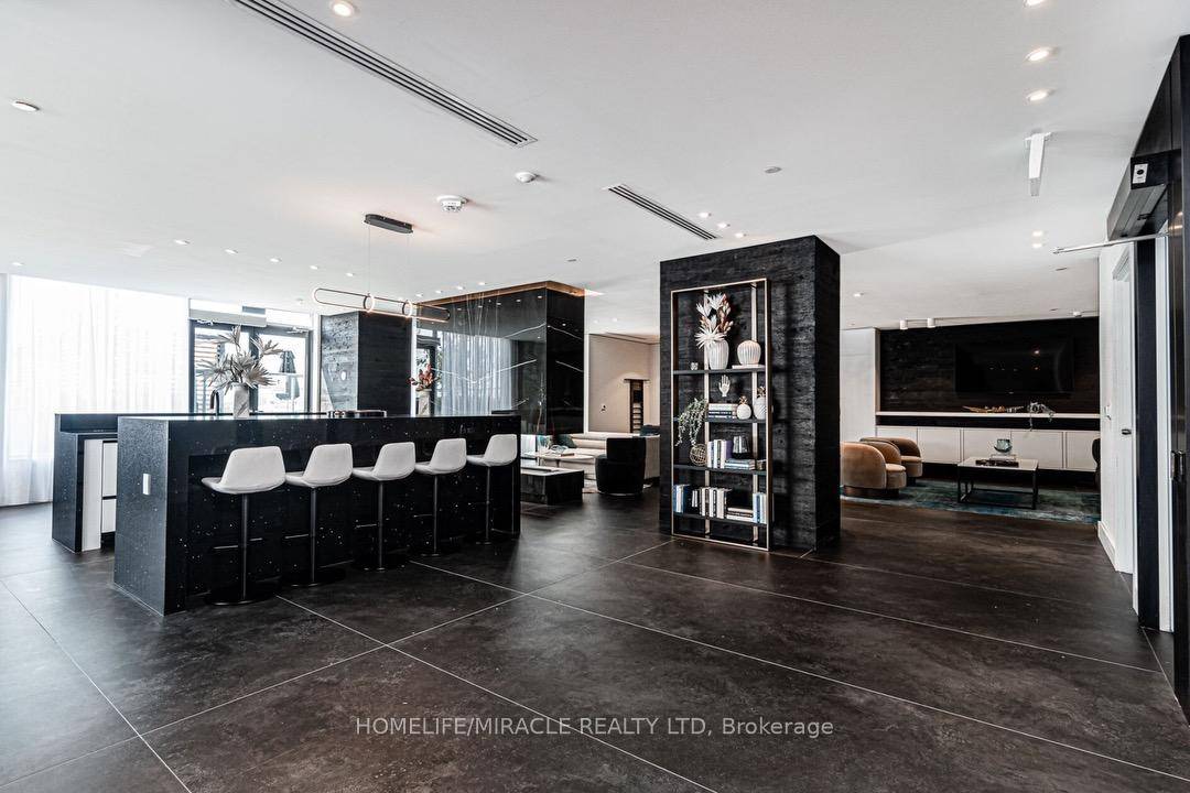 Newly Built 2 Bed Condo In Universal City 1 Tower With Beautiful Lake View.