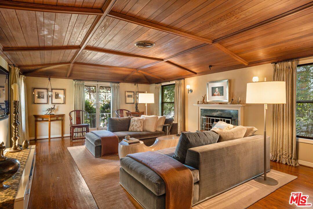367  N Orange Dr 6BR Hancock Park La