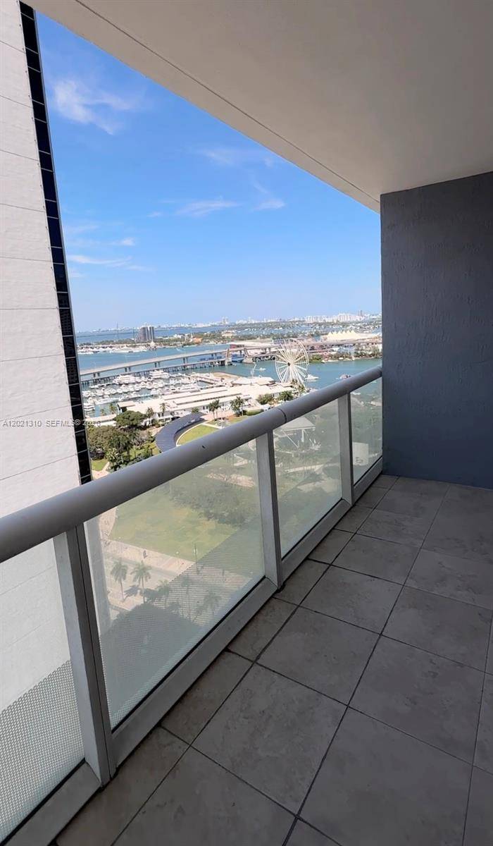 Corner unit, Wrap around balcony with bay views.