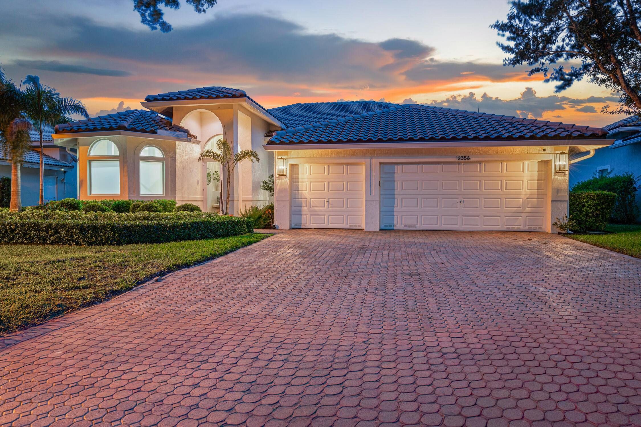 ABSOLUTELY STUNNING ! SHOWS LIKE A MODEL HOME !