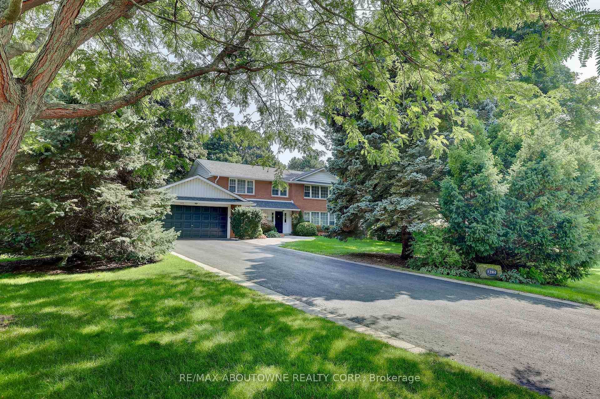 WONDERFUL FAMILY HOME IN A COVETED NEIGHBORHOOD IN MORRISON WALKING DISTANCE TO GAIRLOCK GARDENS, THE LAKE AND SOME OF THE BEST SCHOOLS IN SOUTHEAST OAKVILLE.