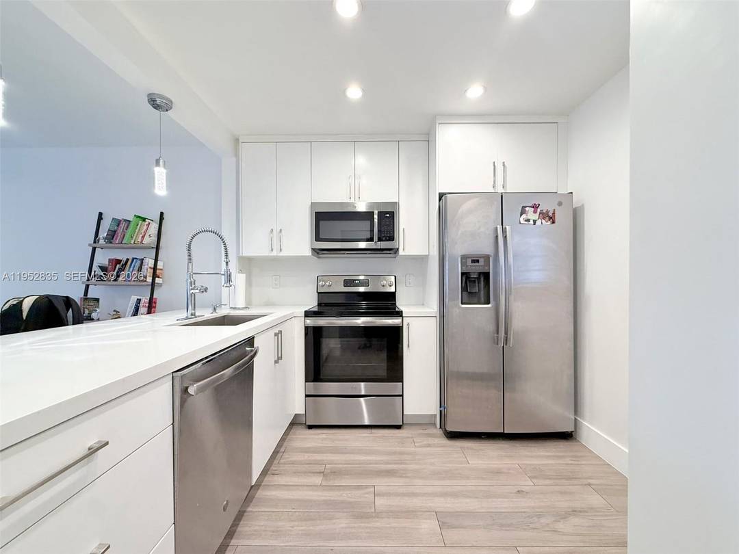 Newly renovated 1 bedroom, 1 bath corner condo located in the desirable Village of Kings Creek.