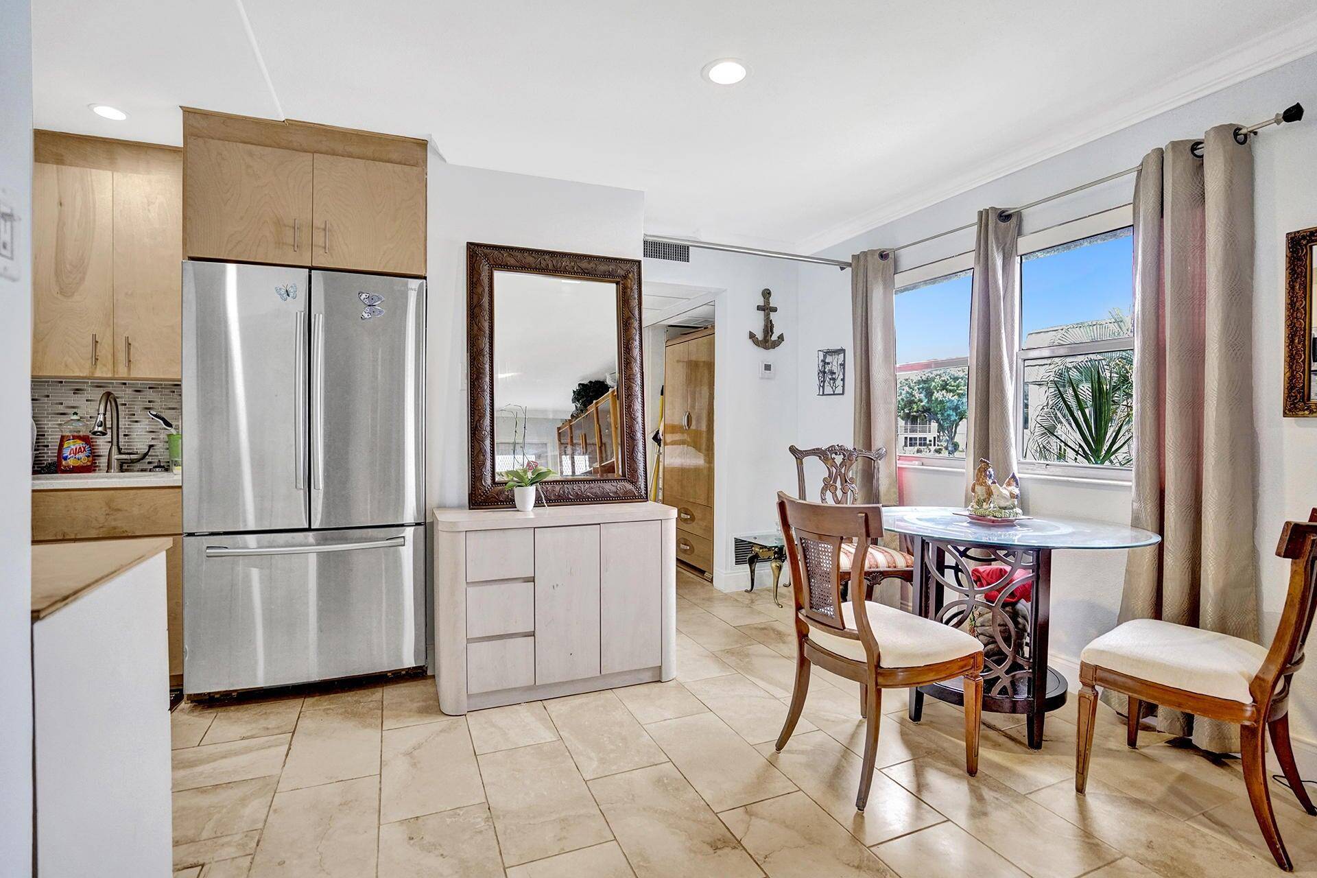 Bright 1 bedroom condo with a den and 2 full baths located in the desirable 55 Kings Point community in Delray Beach.