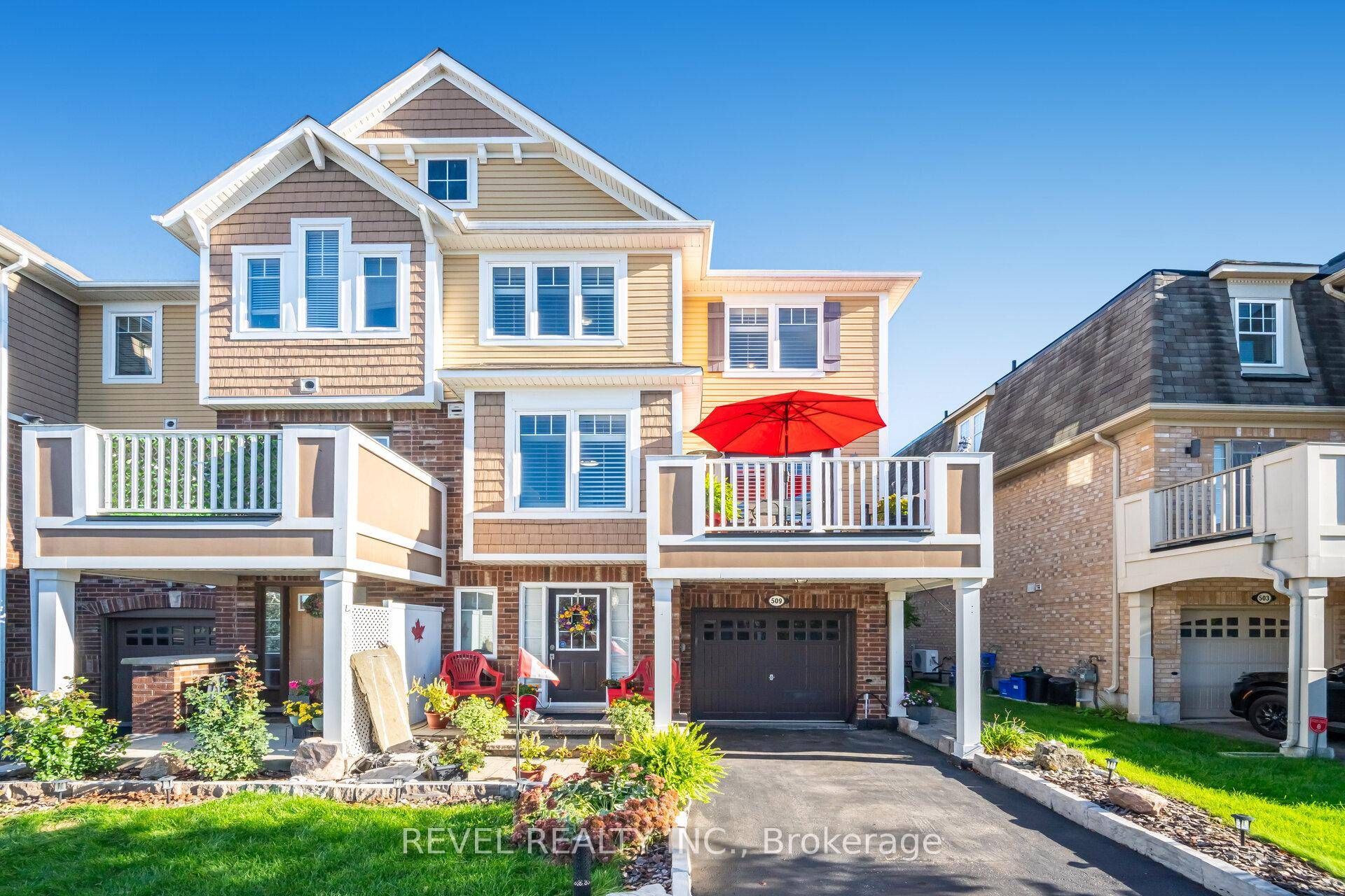 This TURN KEY and BRIGHT Moonseed End Unit 1278 sqft builder plan avail is an AMAZING value and completely FREEHOLD NO maintenance fees !