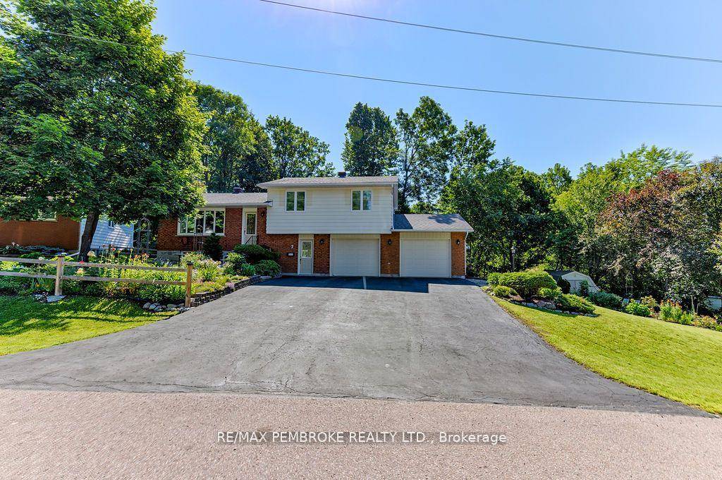 Sensational Executive home nestled on a beautiful, family friendly, park based cul de sac with a riverfront view, this split level 2500 sq ft including lower level, 4 bedroom split ...