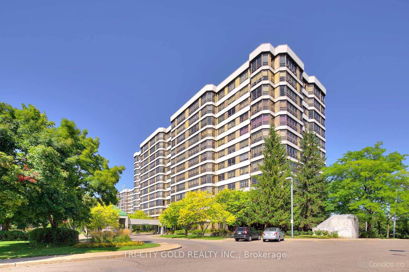 Welcome to this stunning 936 sq ft condo with 1 Bedroom plus a Den Solarium featuring 2 bathrooms, 1 underground parking space.