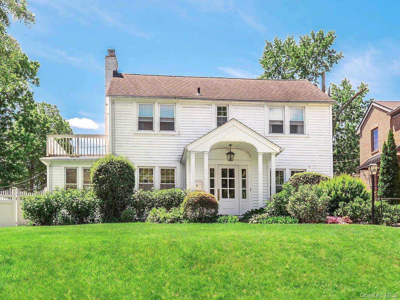 Renovated Center Hall Colonial in The Village of Thomaston Great Neck Welcome to this beautifully updated center hall colonial located in the heart of The Village of Thomaston.