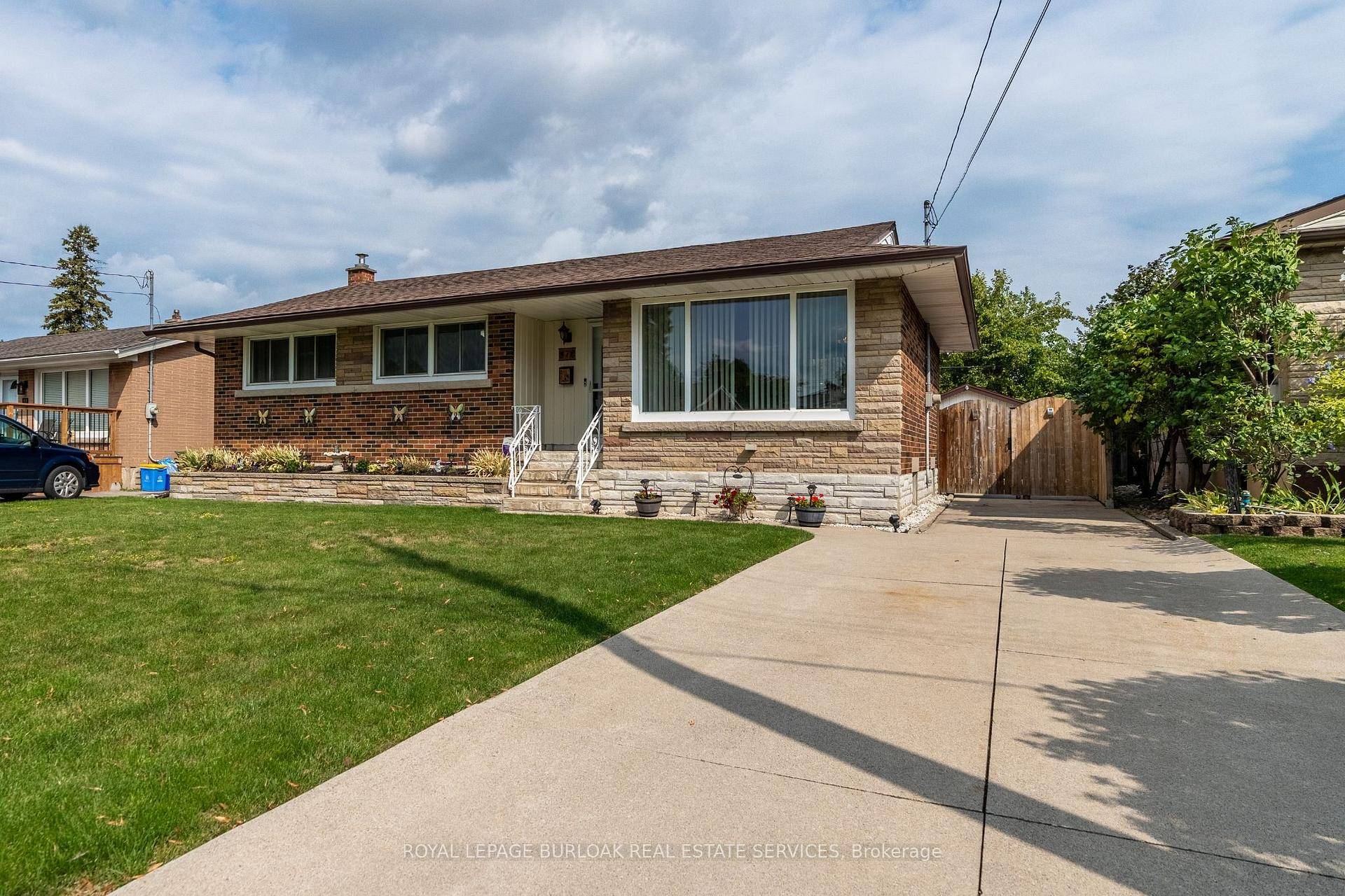 Charming and well cared for 3 bedroom, 2 bathroom bungalow on a quiet crescent on the east Hamilton Mountain !