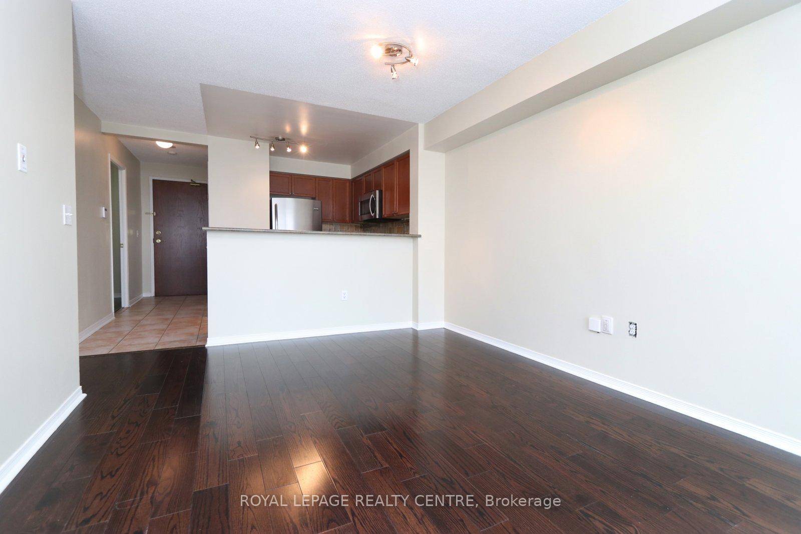 Gorgeous One Bedroom Den Condo In The Heart Of Islington Village.