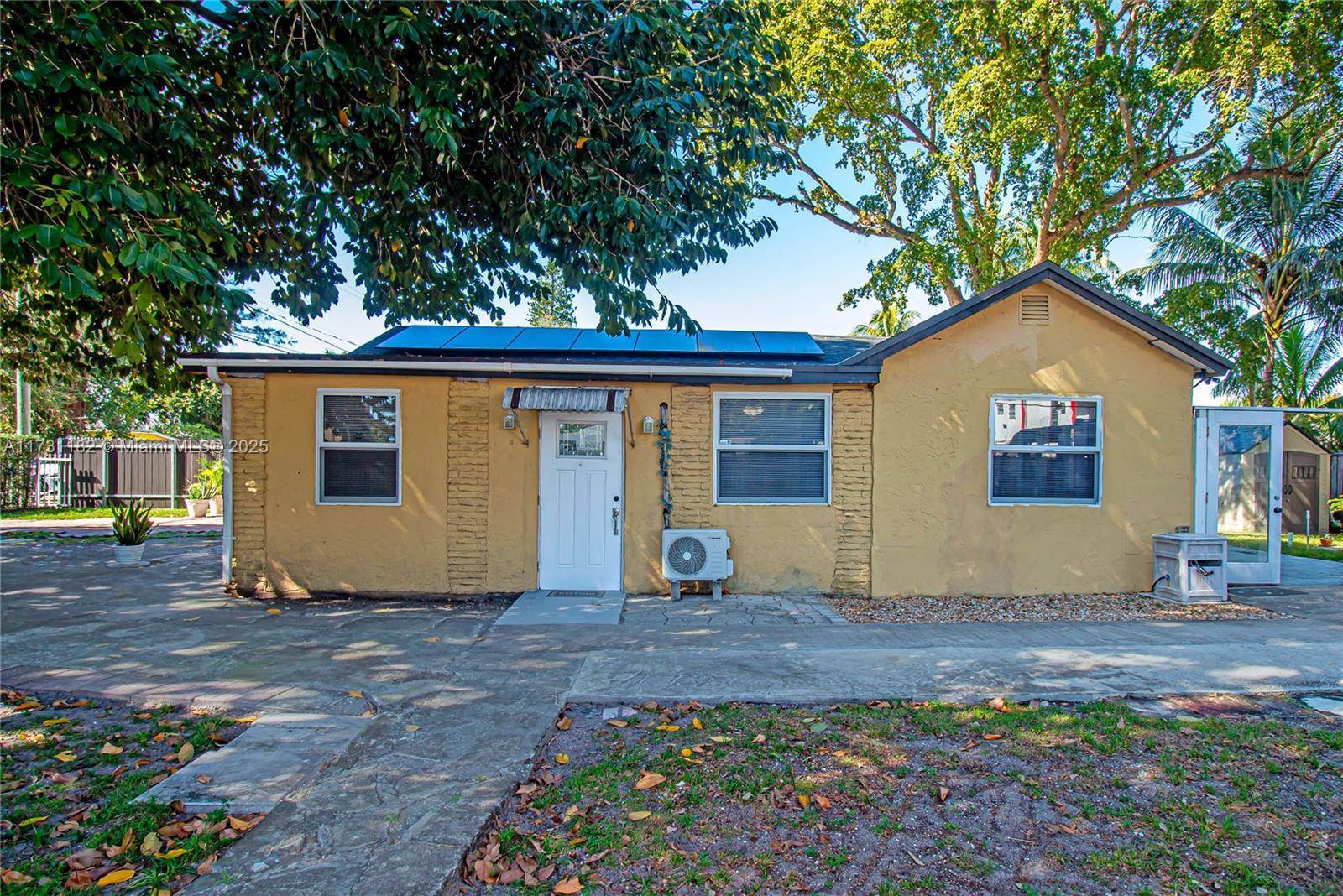 Gorgeous corner House for Sale, 3 bedrooms 2 bathrooms ; one of the Bedrooms has private entrance with private kitchen and bathroom, as well space that for home office.