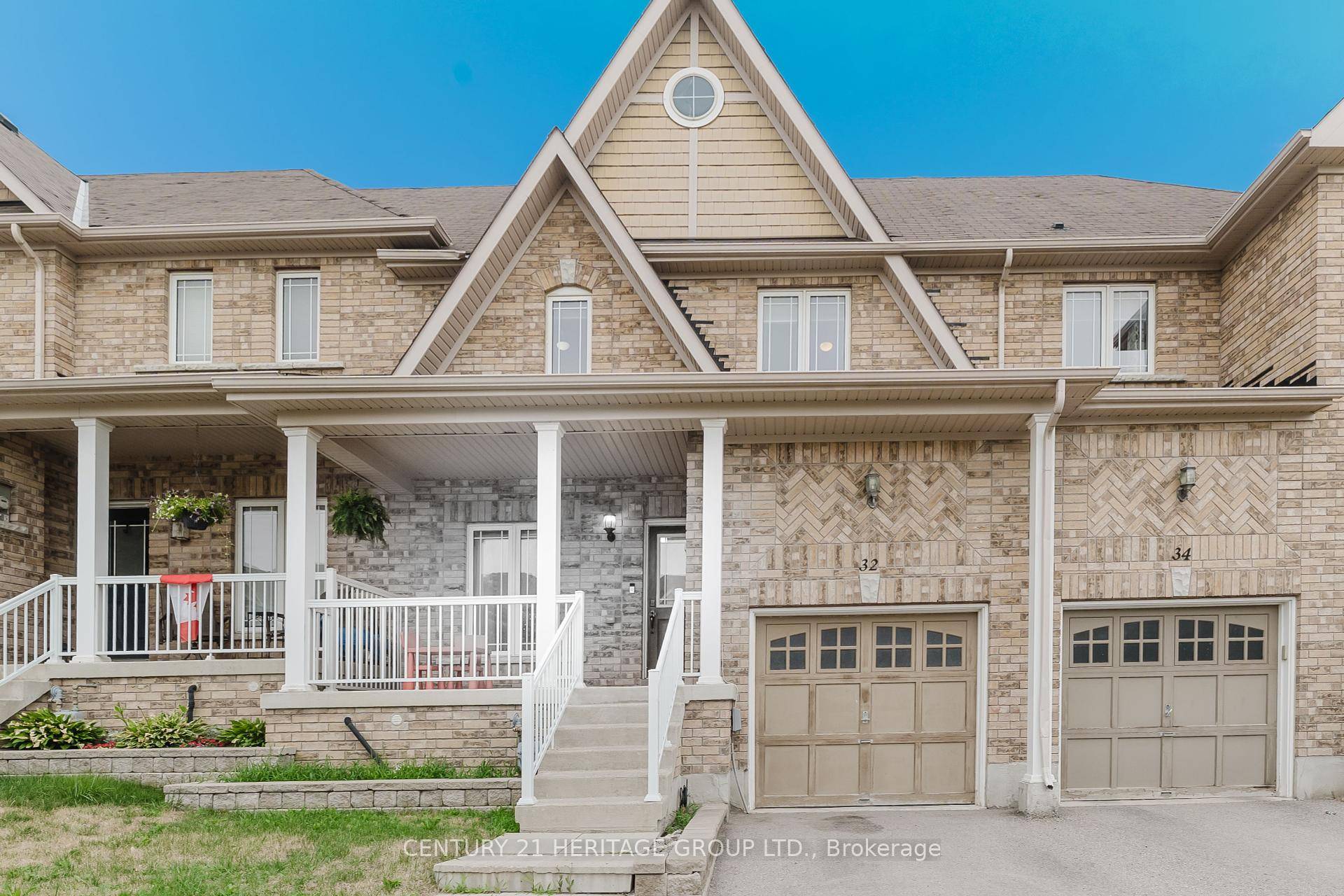 Beautiful and Spacious 3 Bedroom Freehold Townhome Available for Lease in a Prime Location !