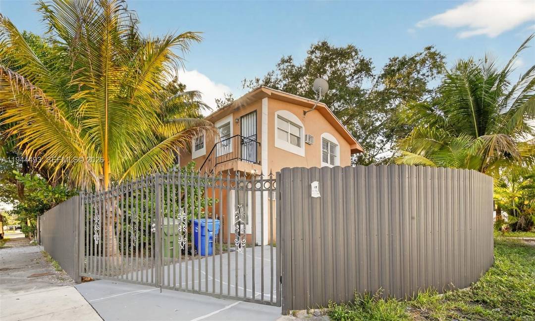 REDUCED ! Located in Miami's vibrant Little Haiti Innovation District, this T3 O zoned duplex offers an exceptional investment opportunity.