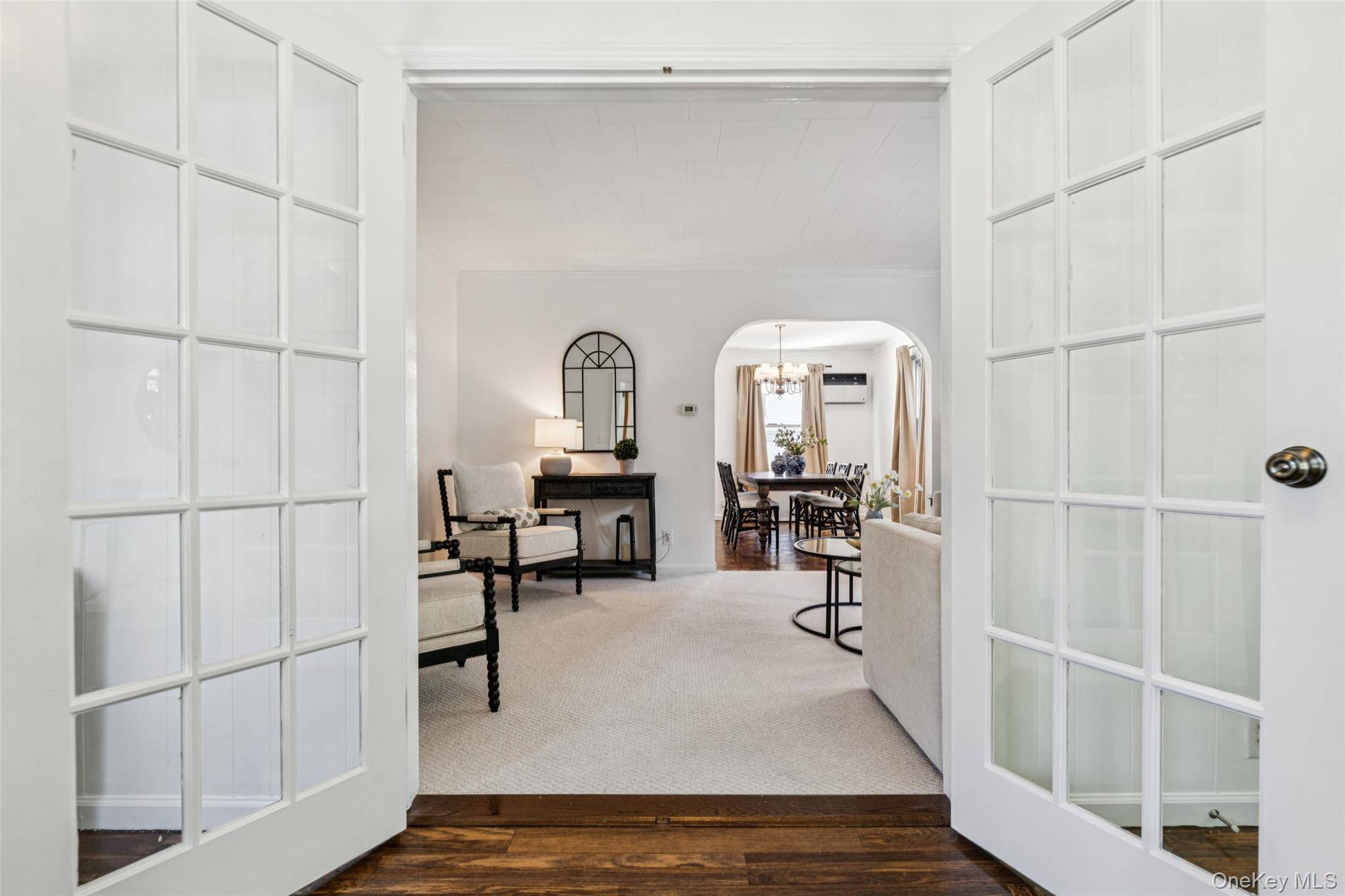 Charming Colonial in Bellerose !