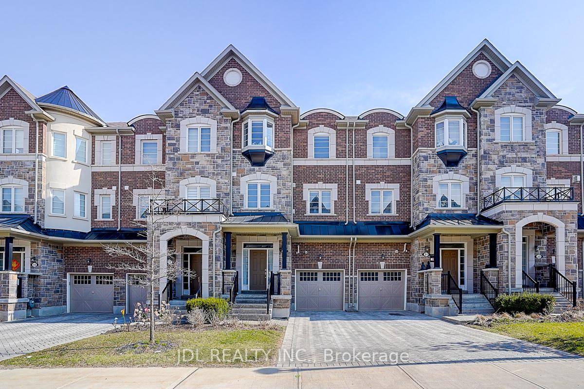 5 years New Luxurious townhome located in the beautiful neighbourhood of Oak Ridges !