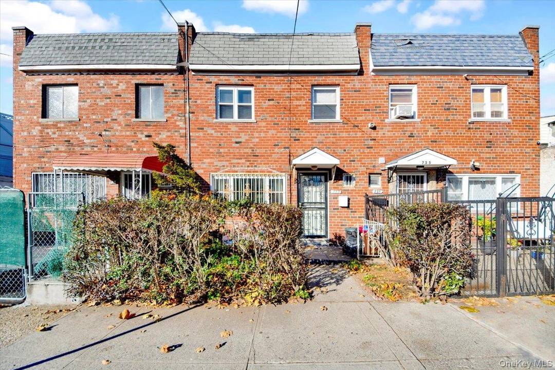 Welcome to this beautifully maintained 3 bedroom, 1.