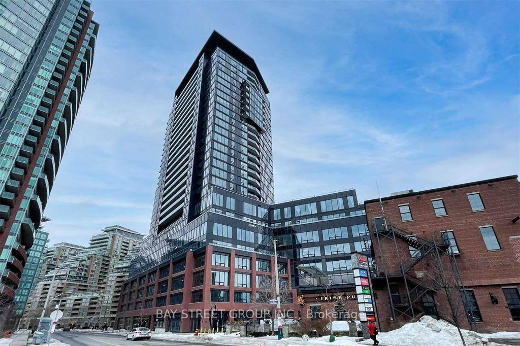 Amazing 1 1 Bed 1 Bath Unit With Parking And Locker.