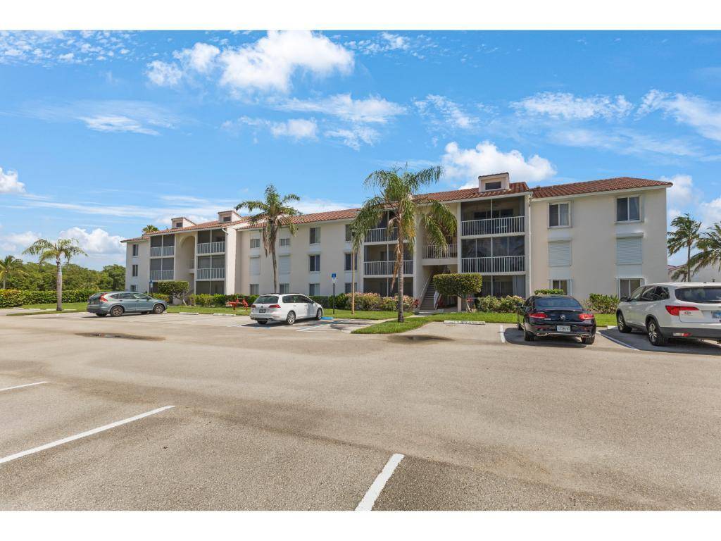 PRICED TO SELL ! Well maintained 2 bedroom, 2 bathroom condo in the popular gated community Jensen Beach Club.