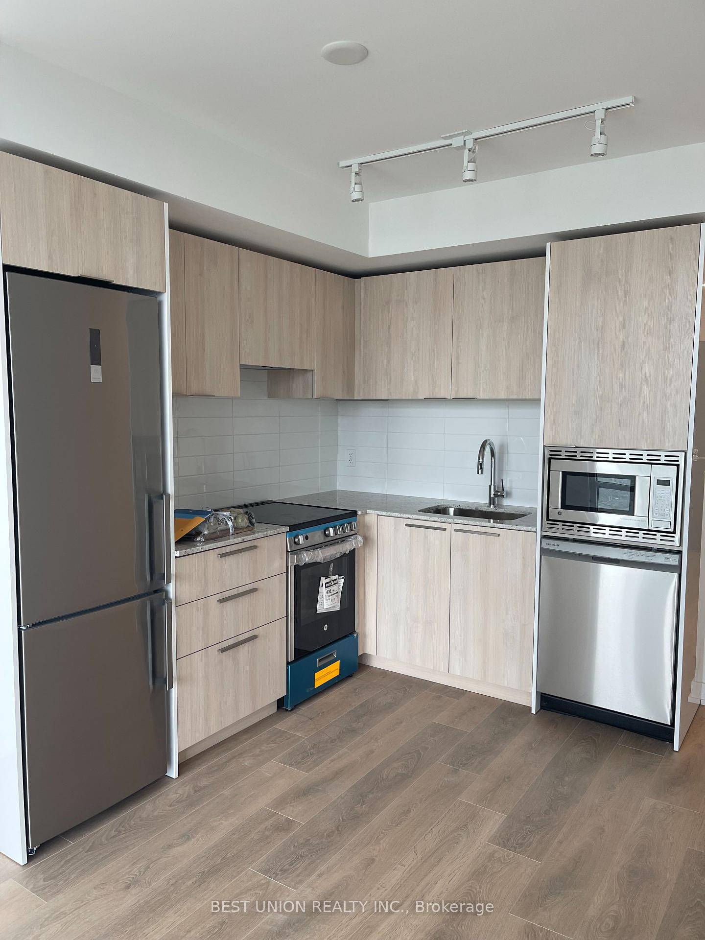 3 years 1 Bed Den Condo In The Heart Of Downtown !