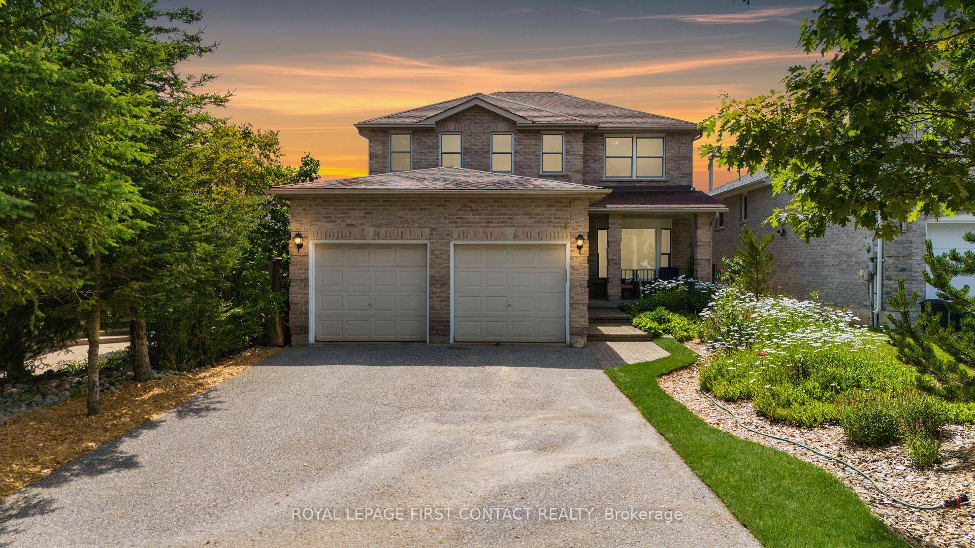 Welcome to this stunning all brick home located in the highly sought after and family friendly North End of Barrie.