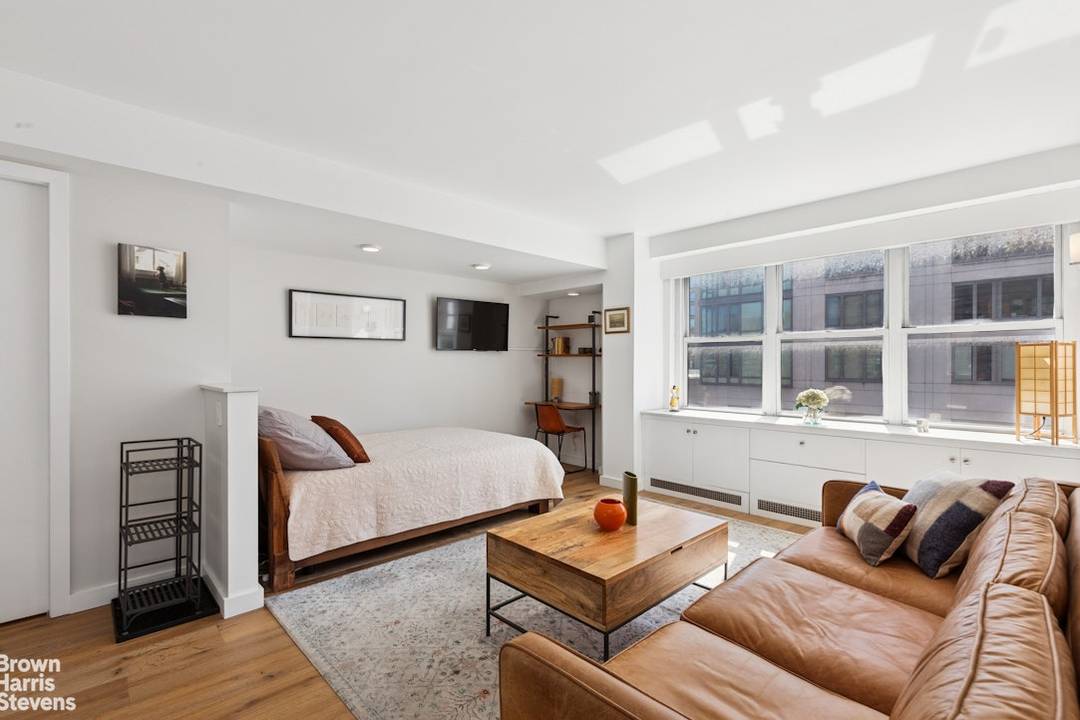 Perfect Pied à Terre Sun filled corner studio with sweeping south and west city views ideal for watching the sunset.