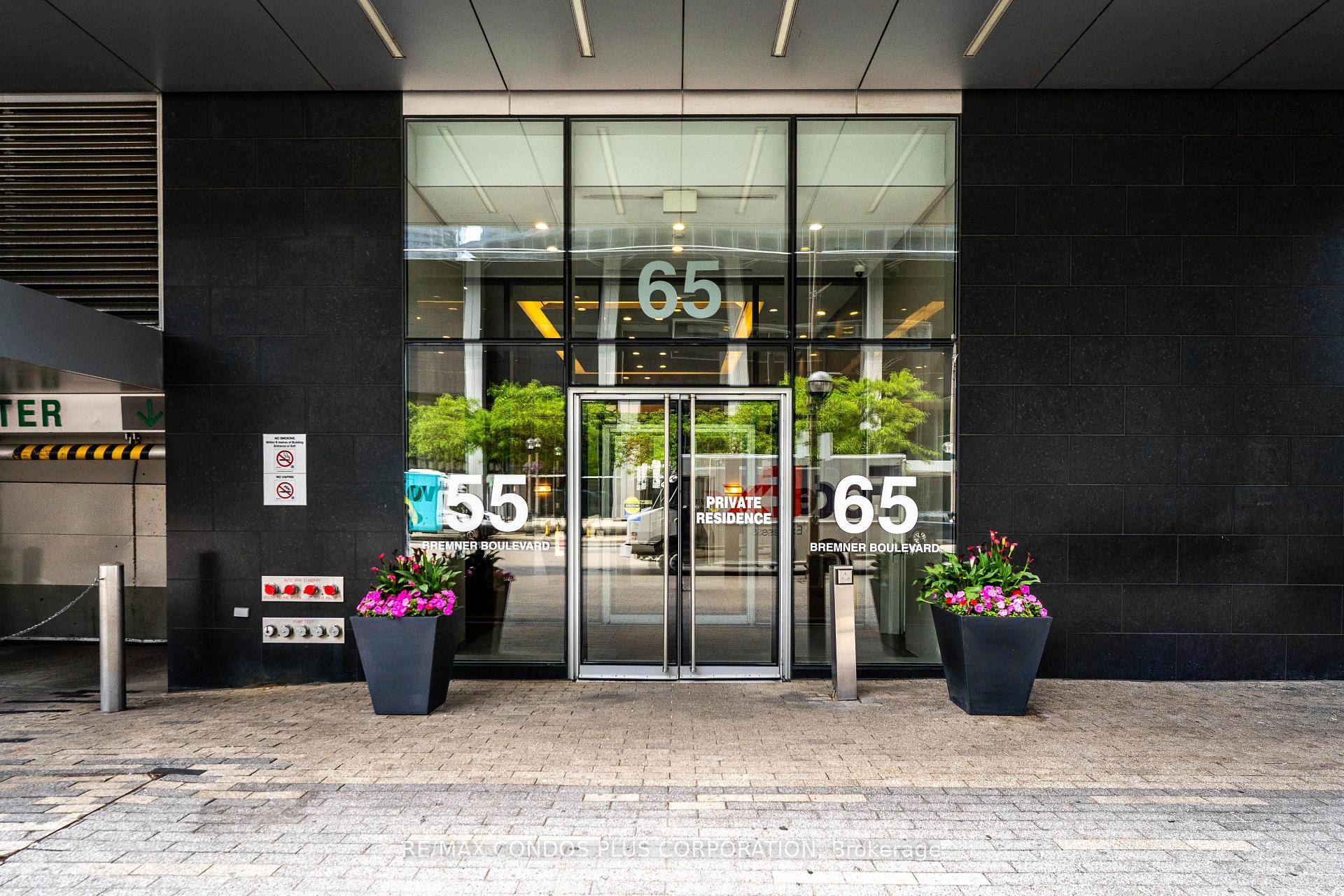 Bright and spacious 2 bedroom plus study corner suite in the heart of downtown Toronto at the prestigious Maple Leaf Square.