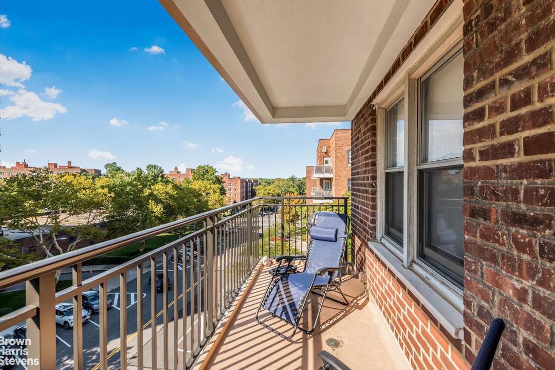 Elegant Boutique Building Move in Ready Corner 3 bedroom Apartment with Parking Space Included !