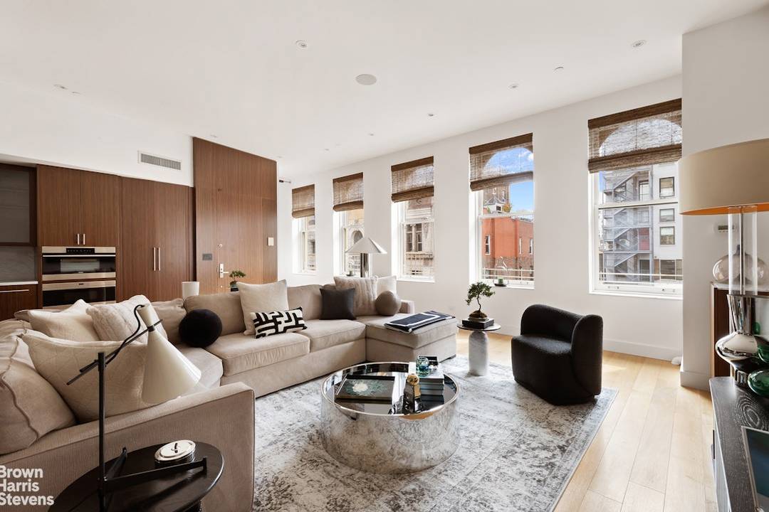 7 East 17th Street Penthouse South Full Floor Union Square Loft with a Private 2, 700 SF Rooftop Oasis A keyed elevator opens directly into this sprawling 2, 820 square ...