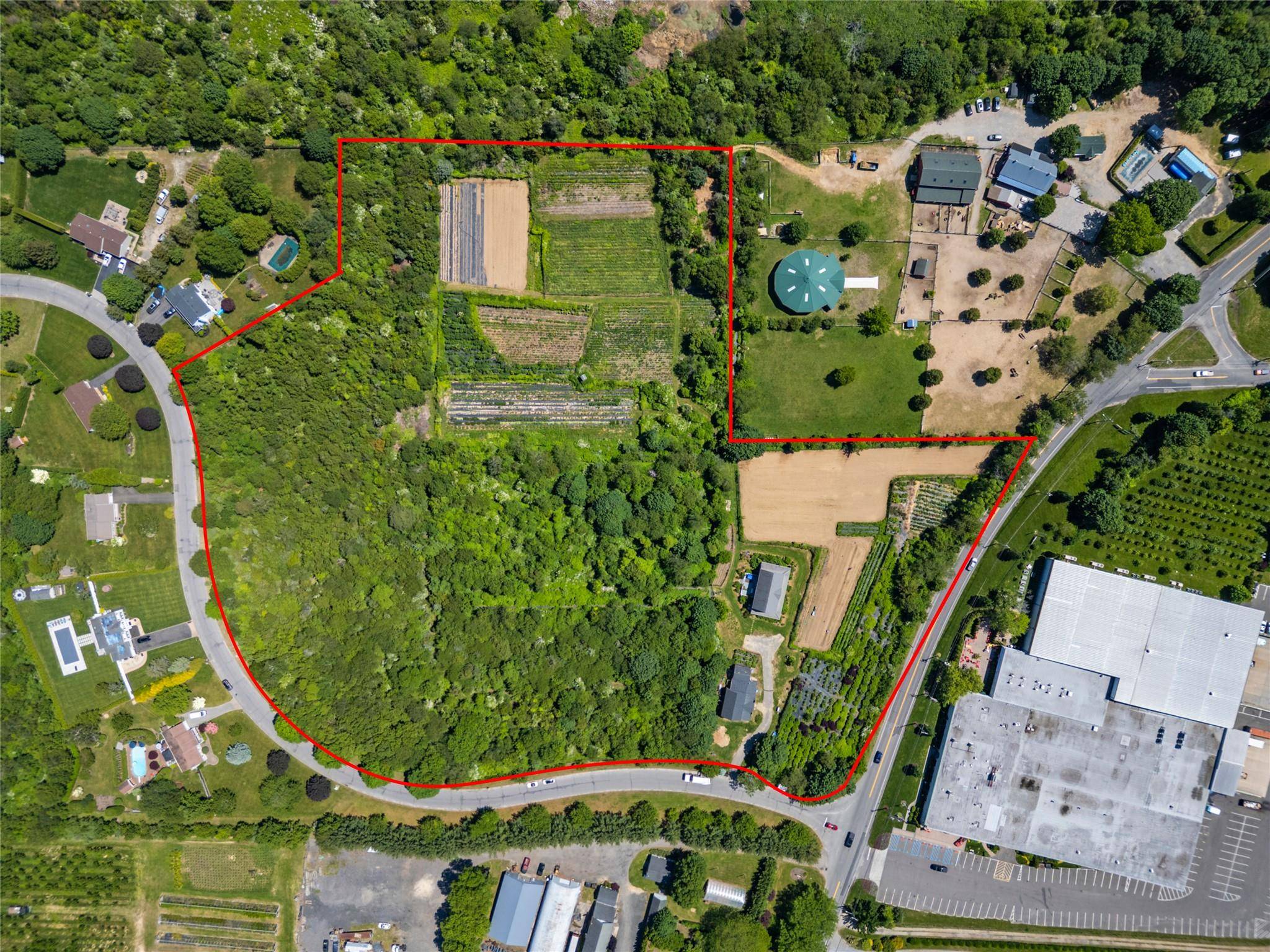 Discover a rare blend of pastoral tranquility and entrepreneurial potential !