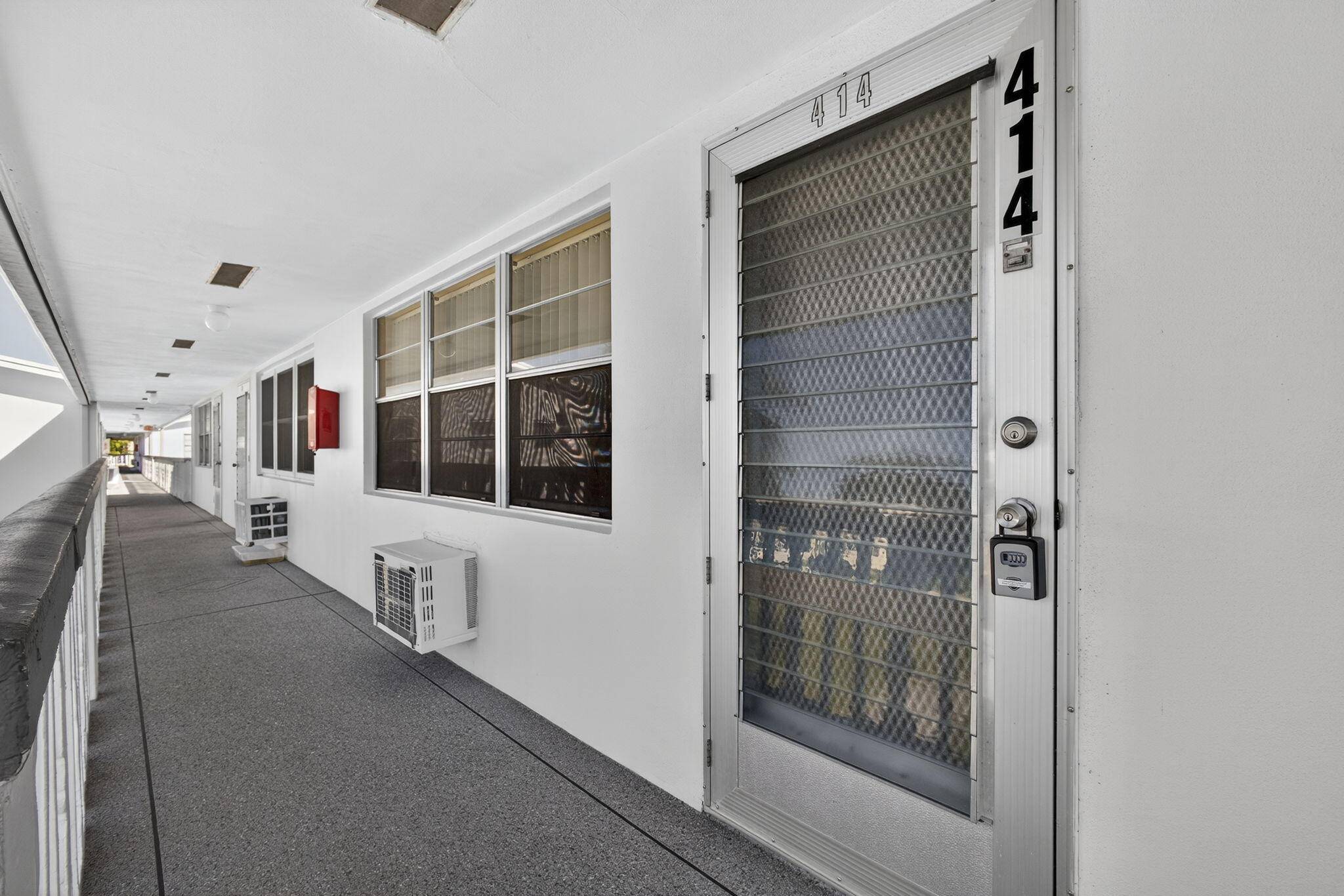 TURNKEY ! MOVE INTO THIS LIGHT BRIGHT 2ND FLOOR 1 BED 1.