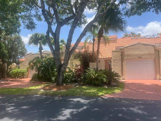 Great opportunity to make this 2 bedroom villa in popular Meridiana your own !