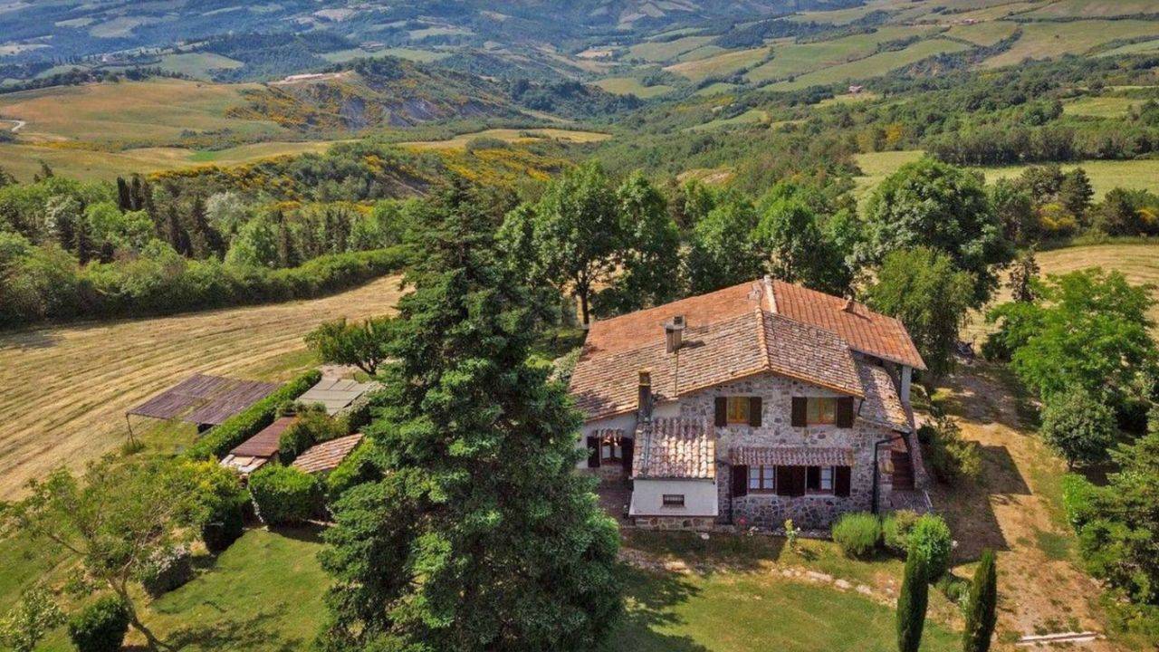 Stone farmhouse divided into flats, with land and panoramic position, for sale in Radicofani Val d'Orcia Siena.