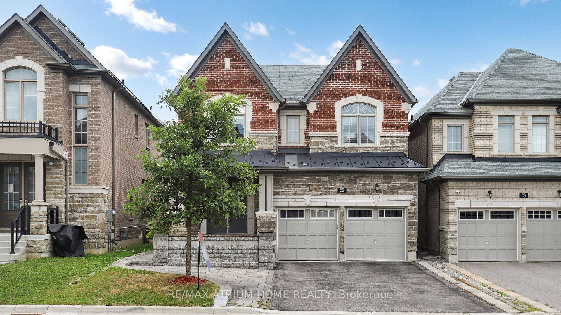 Stunning 4 Bedroom Detached Home with Double Garage in Aurora !