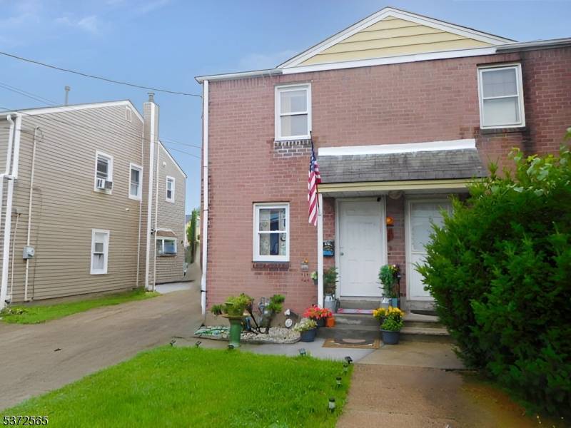 Cozy Duplex with Updated Kitchen Fenced Yard !
