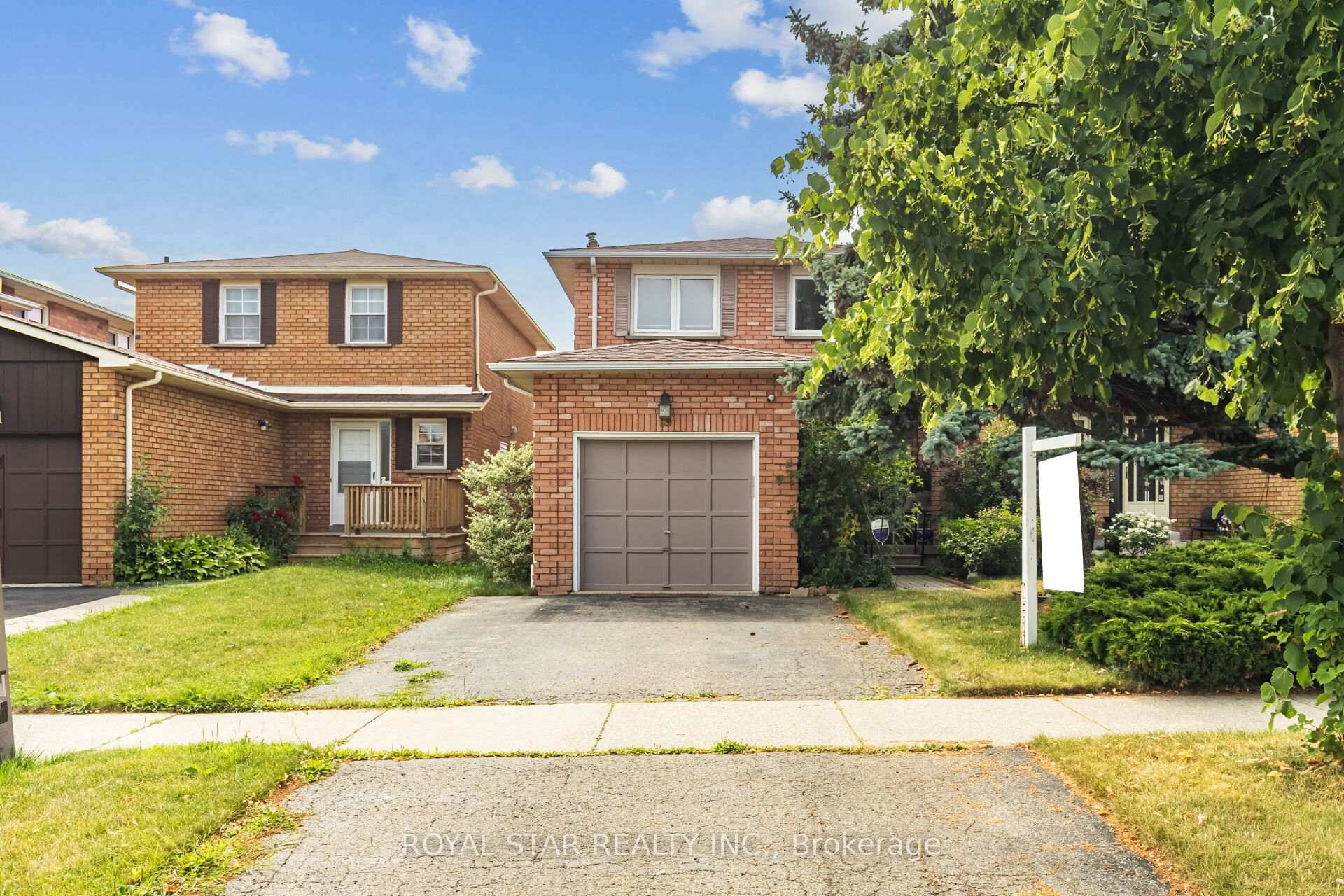 Charming 3 Bedroom Detached Home In Heartlake West Is A Perfect Starter Home !