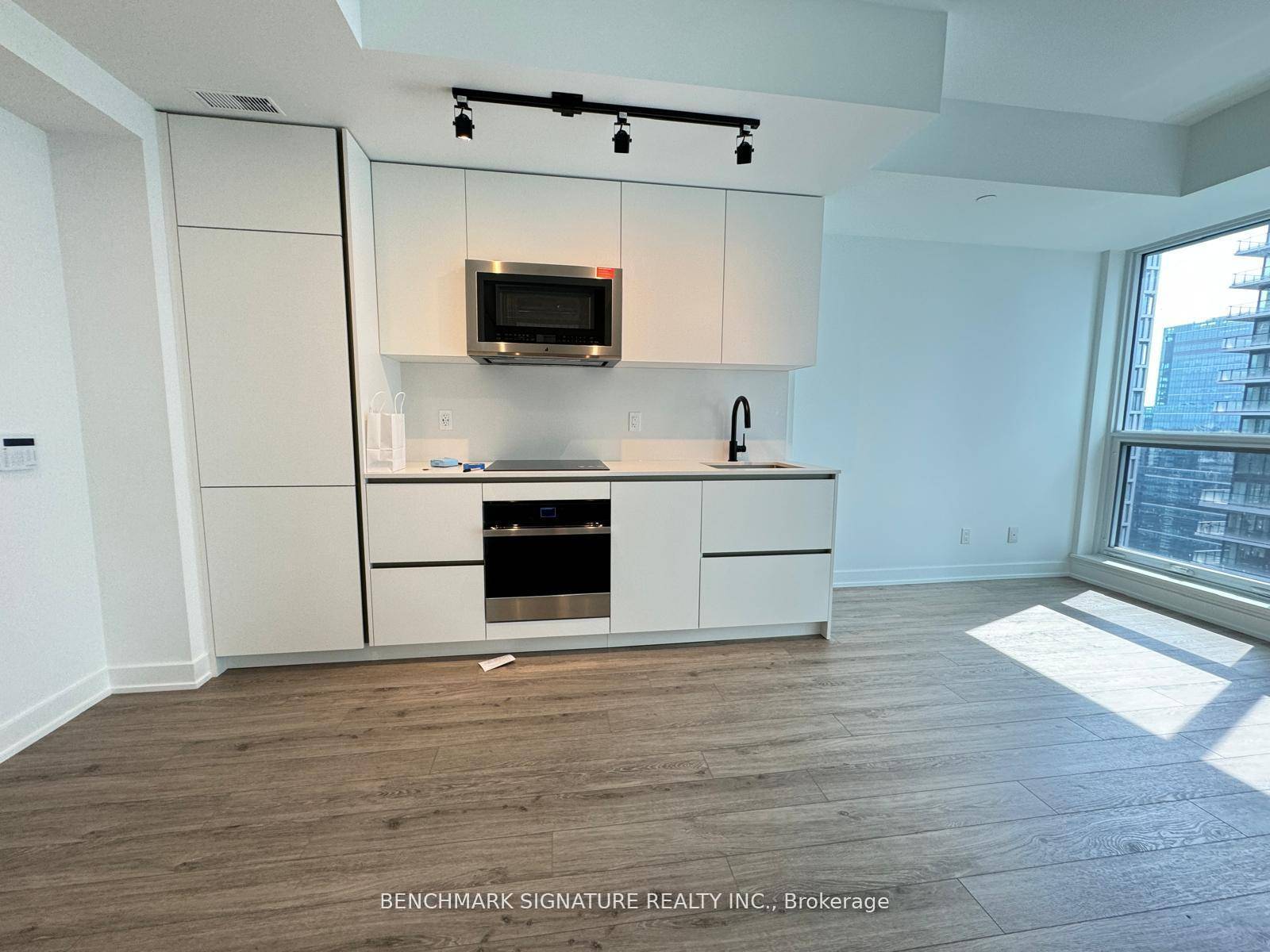 Empire Maverick Club Model A Sleek, Sun Drenched 1 Bedroom Suite With Stunning West Facing Views In The Heart Of King West.