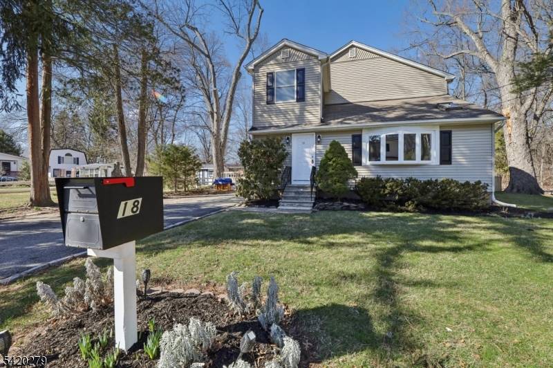 Great Updated Colonial Nice, updated Colonial that's perfect for a mother daughter setup.