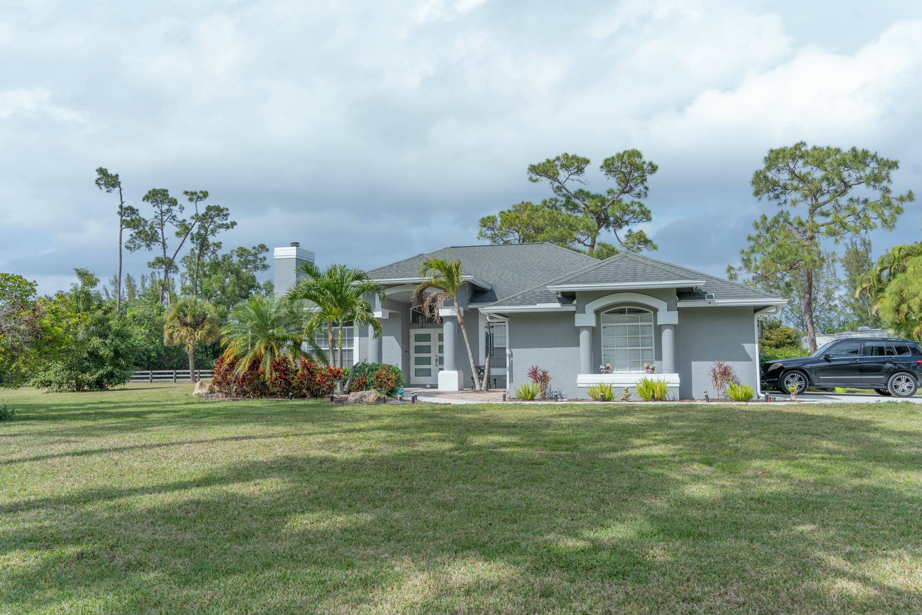 Beautiful home in Loxahatchee, on a private road, 4 Bedroom 1 master, 1 mini master, Pictures of rooms not on listing due to personal property, updated bathrooms, living room, den ...