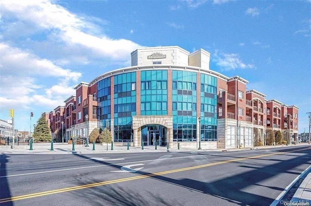 Luxury Duplex Rental at The Horizon Condominium Westbury s Premier Residence Welcome to this beautifully maintained and spacious 2 bedroom, 2.