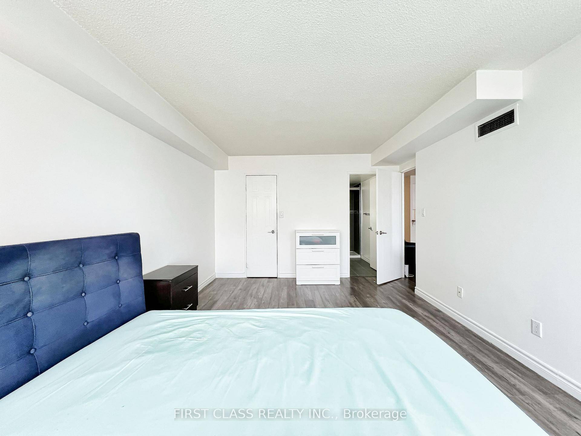 Discover this spacious 2 full large size bedrooms plus a den which can be easily turned into 3rd bedroom property in the vibrant Warden amp ; Steeles area, featuring newer ...