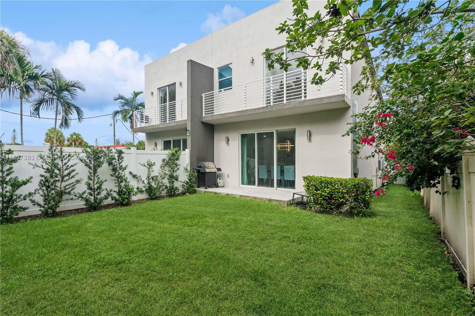 PRICED TO SELL ! NO HOA !